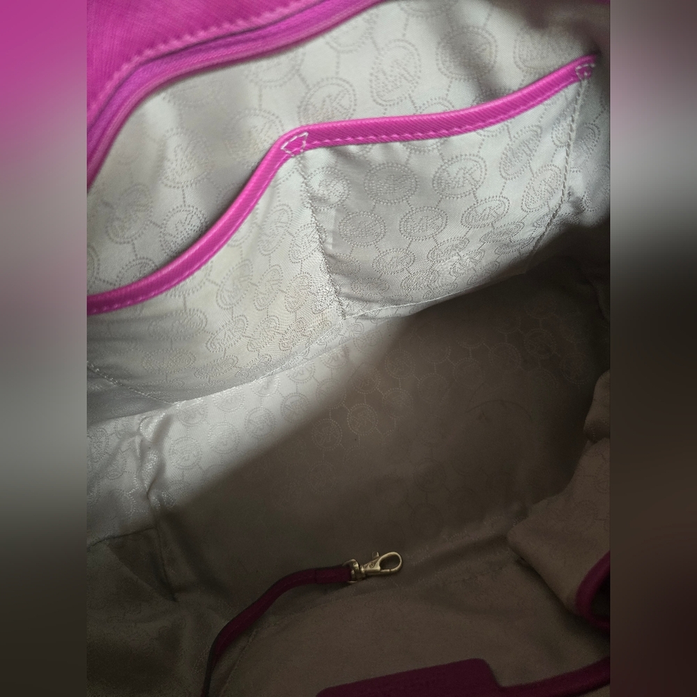 Michael Kors Jet Set Large Tote Saffiano Leather Top Zip - Raspberry - Gold Logo - Picture 7 of 9